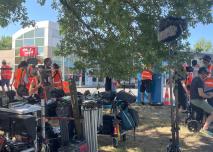 l'équipe de tournage sur l'aire d'autoroute 