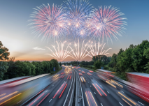 Autoroute surplombée par un feu d'artifice