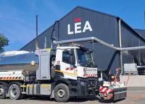 Bâtiment LEA avec un camion Eiffage garé devant
