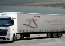 Un camion de Transport de Savoie / Groupe Coquelle garé sur le bord d'une route